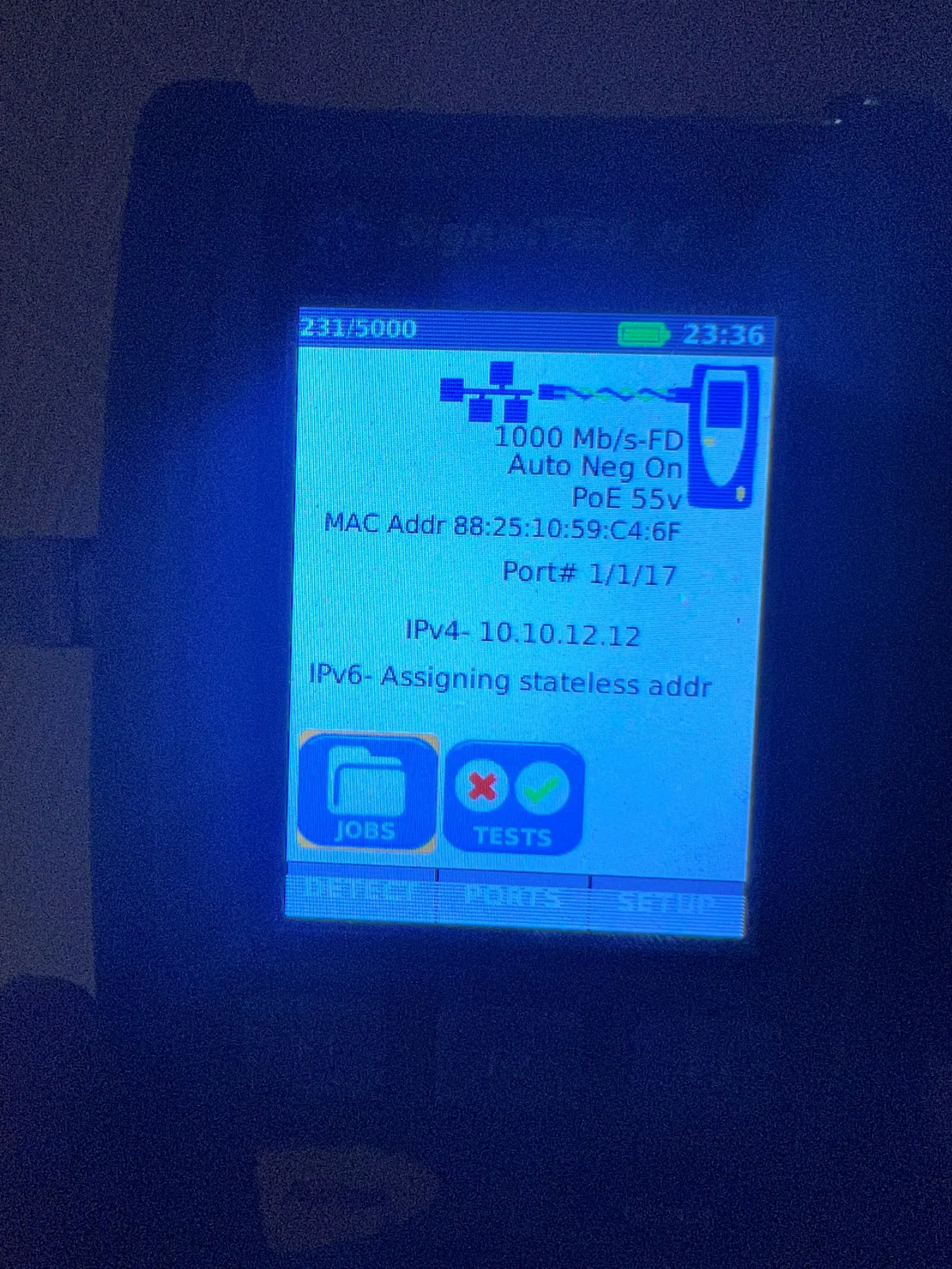 Testeur réseau affichant une liaison à 1000 Mb/s avec alimentation PoE 55 V